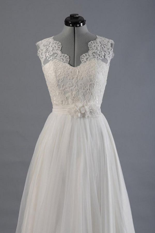 Vestido de novia de playa con escote en V, corte A, fajas y apliques