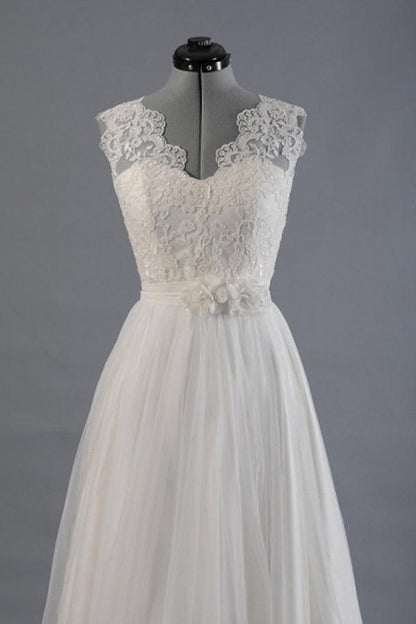 Vestido de novia de playa con escote en V, corte A, fajas y apliques