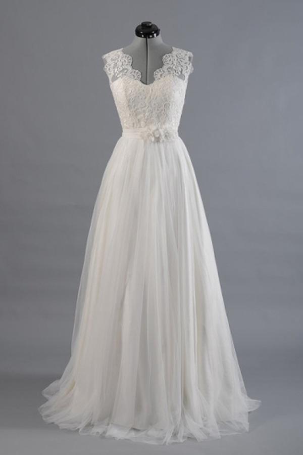 Vestido de novia de playa con escote en V, corte A, fajas y apliques