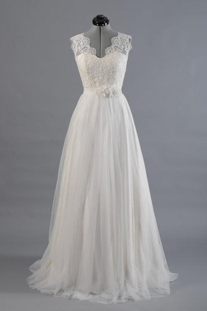 Vestido de novia de playa con escote en V, corte A, fajas y apliques