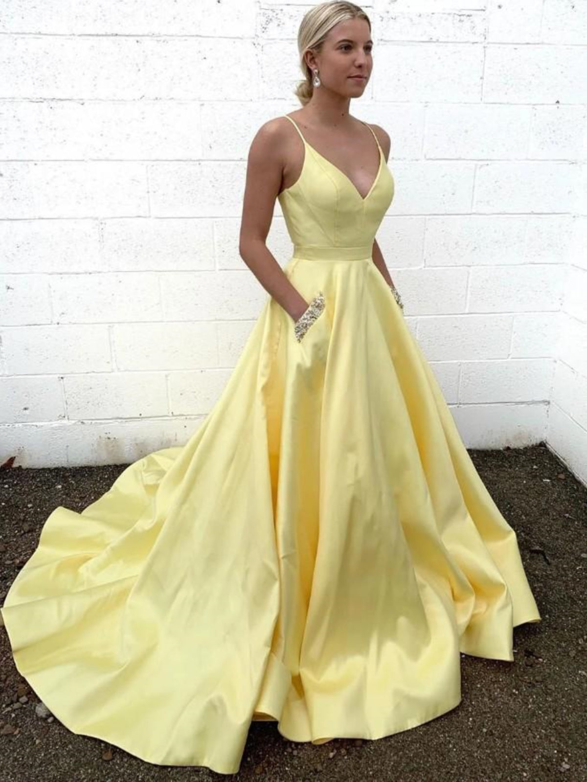Abito lungo da sera giallo in raso con scollo a V e linea a trapezio, con tasche, abito formale da ballo