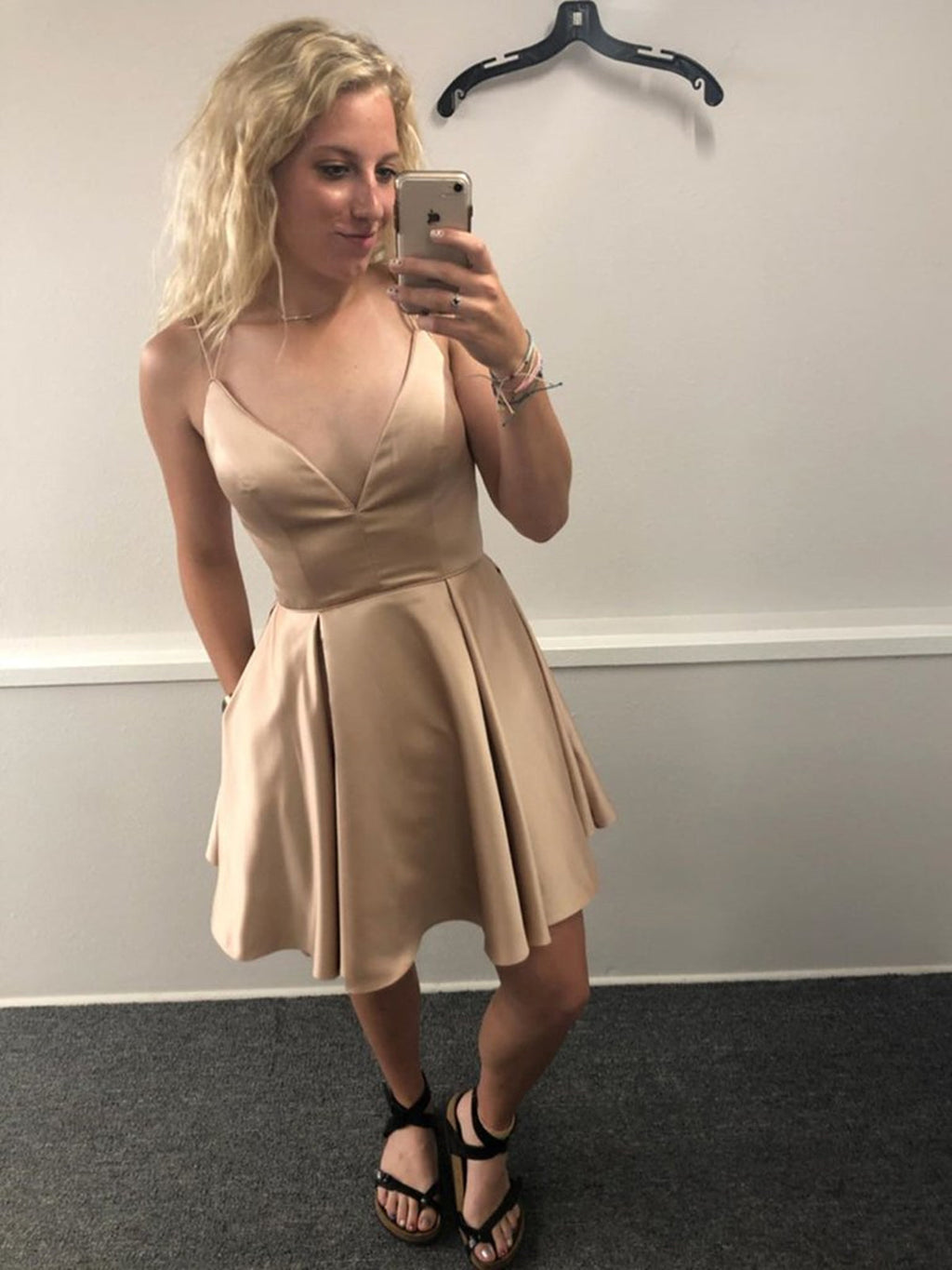 فساتين سهرة قصيرة من الساتان برقبة على شكل حرف V وقصّة على شكل حرف A مع جيوب، فساتين العودة إلى المنزل بلون الشمبانيا