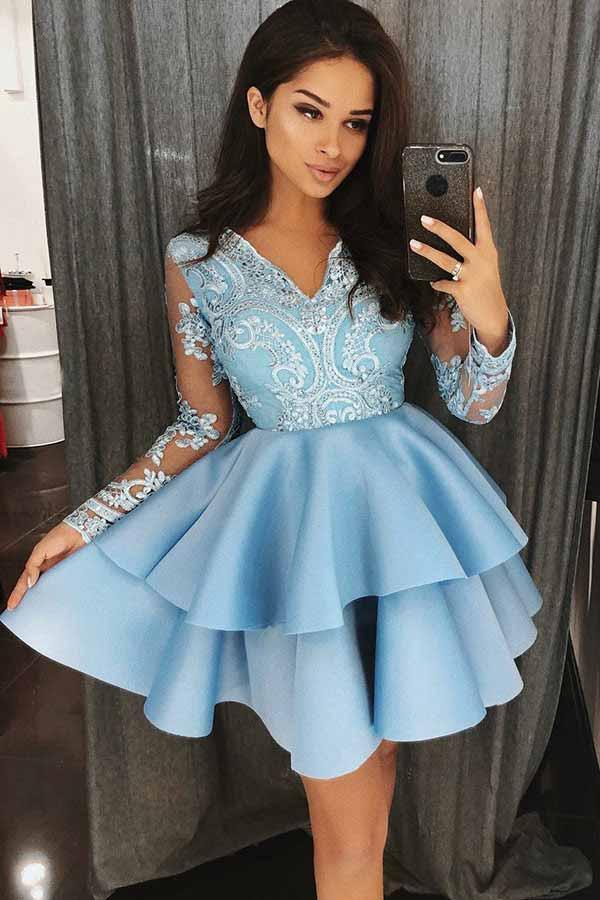 A-Linien-Heimkehrkleid aus blauem Satin mit V-Ausschnitt und Applikationen
