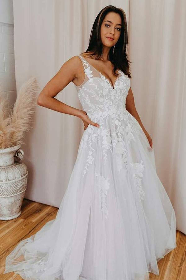 Vestido de novia romántico con escote en V, tul y apliques de encaje