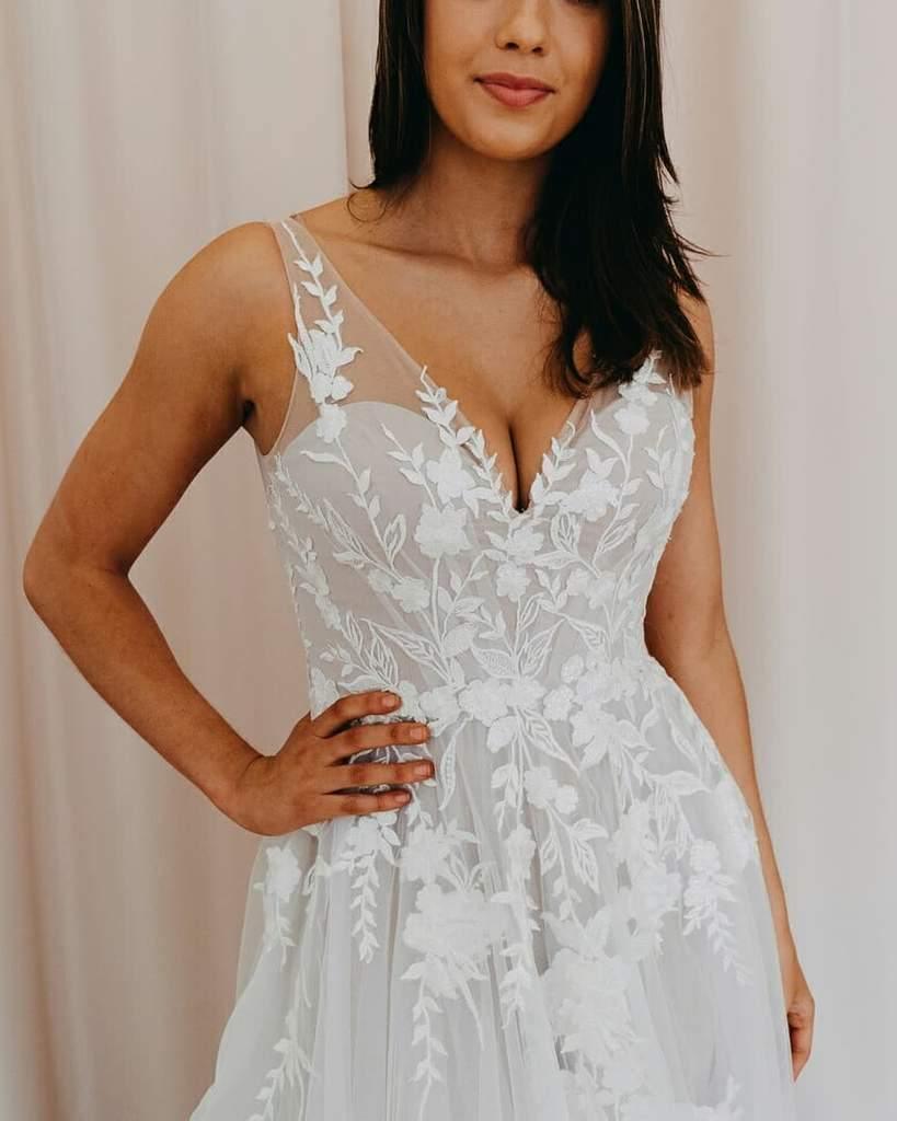 Vestido de novia romántico con escote en V, tul y apliques de encaje