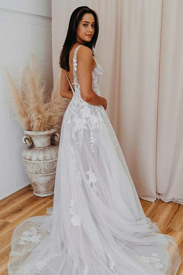 Vestido de novia romántico con escote en V, tul y apliques de encaje