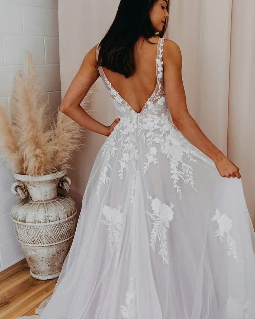 Vestido de novia romántico con escote en V, tul y apliques de encaje