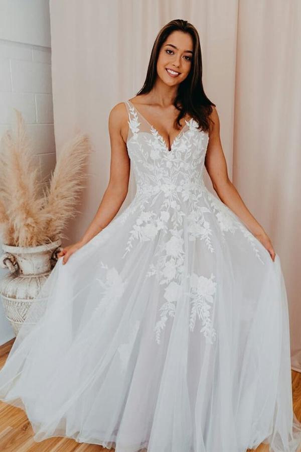 Vestido de novia romántico con escote en V, tul y apliques de encaje