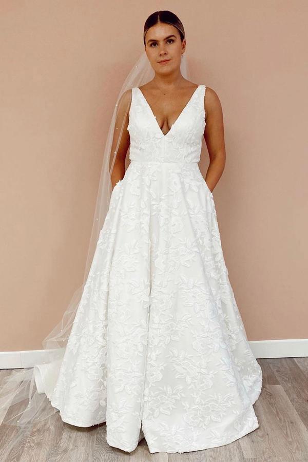 Vestido de novia con escote en V, encaje floral, ilusión en la espalda y cola de corte A