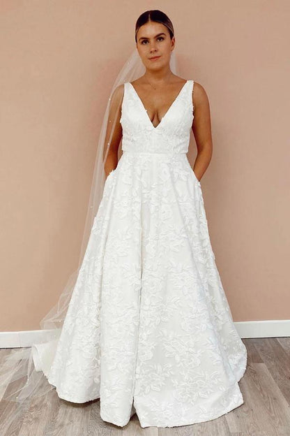 Vestido de novia con escote en V, encaje floral, ilusión en la espalda y cola de corte A