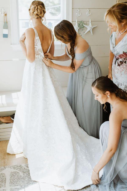 Vestido de novia con escote en V, encaje floral, ilusión en la espalda y cola de corte A