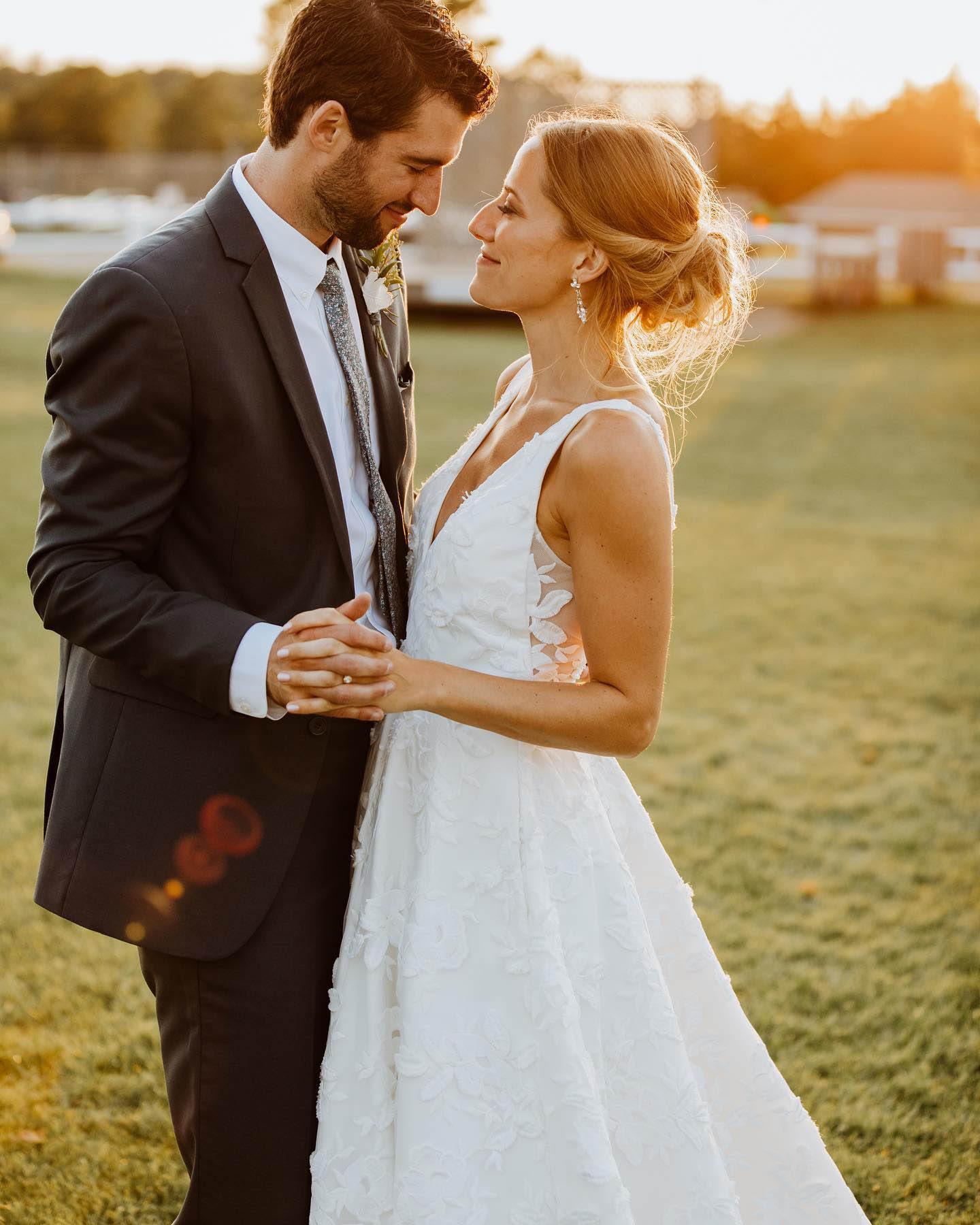 Abito da sposa a linea A con scollo a V, pizzo floreale, schiena a illusione e strascico corto