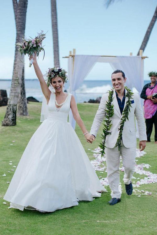Abito da sposa semplice in raso con linea a trapezio, scollo a V e fascia plissettata in vita