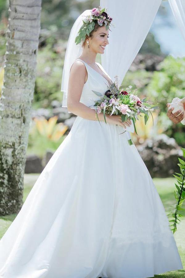 Vestido de novia de satén sencillo con escote en V, cintura plisada y corte en A