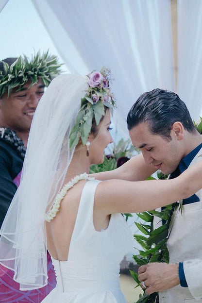 Vestido de novia de satén sencillo con escote en V, cintura plisada y corte en A