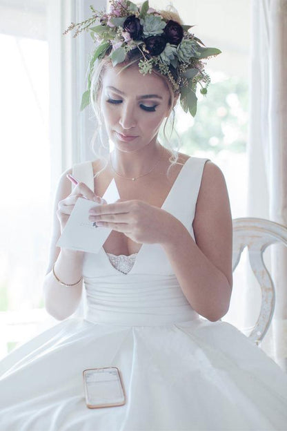 Vestido de novia de satén sencillo con escote en V, cintura plisada y corte en A
