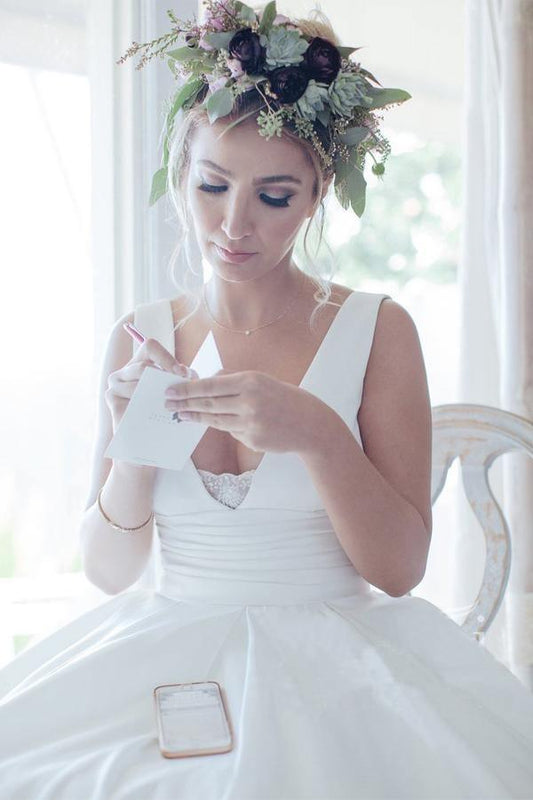A-Linie V-Ausschnitt Plissee Taille Schlichtes Satin Brautkleid