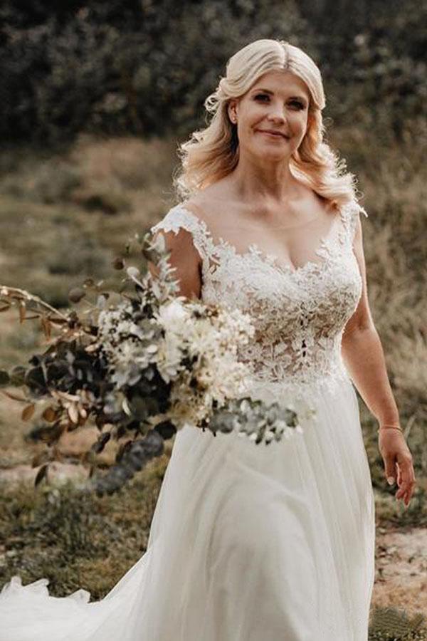 Abito da sposa a linea A con scollo a illusione e applicazioni di pizzo sulla schiena