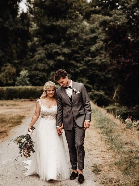 Abito da sposa a linea A con scollo a illusione e applicazioni di pizzo sulla schiena