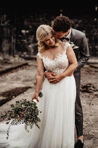 Abito da sposa a linea A con scollo a illusione e applicazioni di pizzo sulla schiena