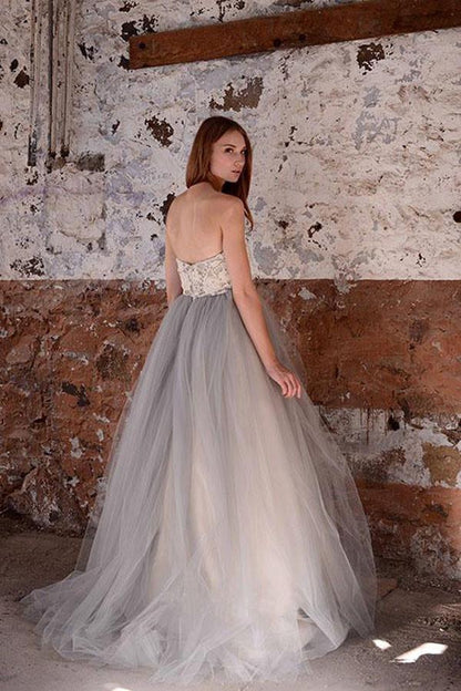 A-Linie Brautkleid aus weißer Spitze und grauem Tüll, trägerlos und herzförmiger Ausschnitt