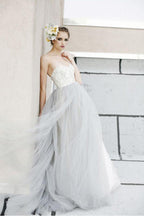 Abito da sposa a linea ad A con pizzo bianco, tulle grigio, senza spalline e scollo a cuore
