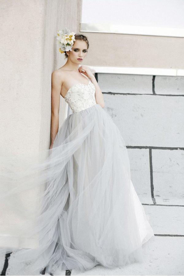 Abito da sposa a linea ad A con pizzo bianco, tulle grigio, senza spalline e scollo a cuore