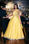 Robe de bal jaune à paillettes, coupe trapèze, une épaule avec volants