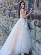 Abito da sera a linea ad A con applicazioni eleganti, tulle, senza maniche e scollo a V