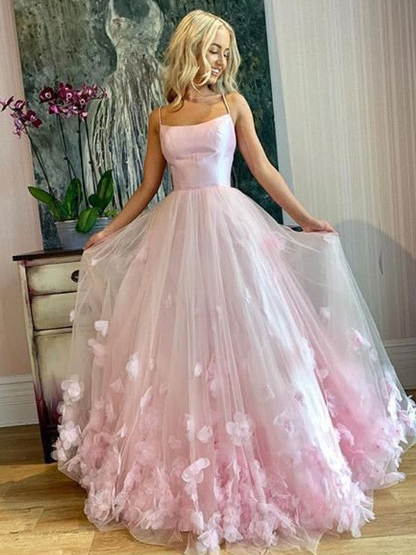 Abito da sera lungo a linea A/elegante con scollo a barca, applicazioni in tulle e senza maniche