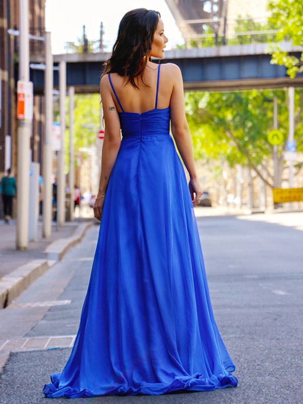 Abito da cerimonia senza maniche con spalline sottili, arricciato in chiffon elegante a linea ad A