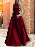 Abito da sera lungo in raso con perline, senza maniche, con collo all'americana, linea a trapezio/elegante