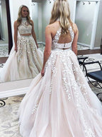 Abito da cerimonia a due pezzi con gonna a linea ad A, elegante, senza maniche, con collo alto e applicazioni in tulle