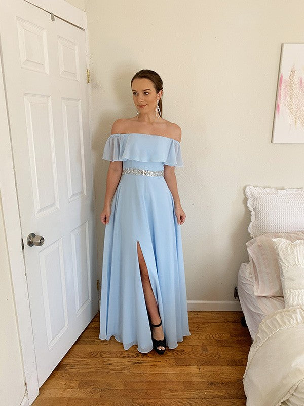 Elegante vestido de fiesta de gasa con hombros descubiertos, cuentas y sin mangas hasta el suelo