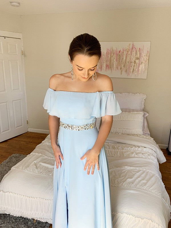 Elegante vestido de fiesta de gasa con hombros descubiertos, cuentas y sin mangas hasta el suelo