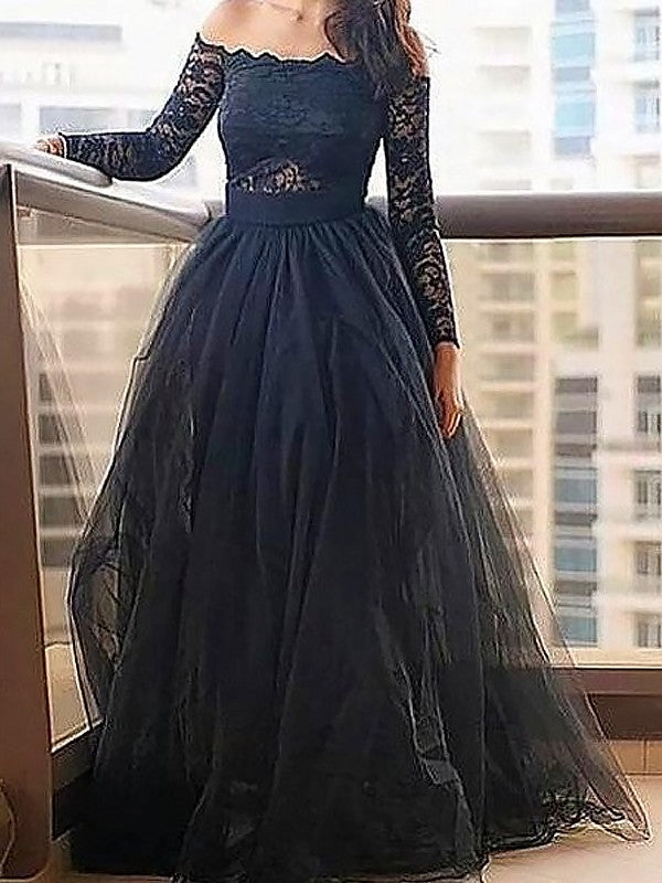 Abito da sera lungo in tulle con maniche lunghe in pizzo, scollo a barca elegante e linea a trapezio