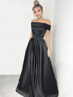 Abito da cerimonia in raso con scollo a barca, senza maniche, volant, linea a trapezio/elegante