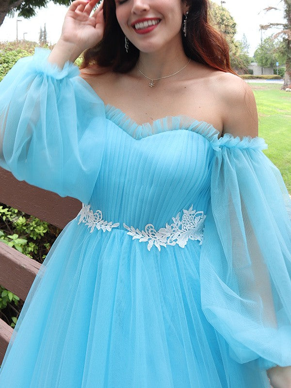 Abito da cerimonia lungo a linea ad A/elegante con maniche lunghe, scollo a spalle scoperte e applicazioni in tulle
