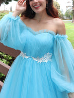 Abito da cerimonia lungo a linea ad A/elegante con maniche lunghe, scollo a spalle scoperte e applicazioni in tulle
