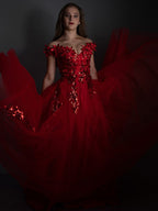 Abito da sera lungo fino a terra senza maniche con scollo a spalle scoperte, applicazioni in tulle, linea a trapezio/elegante
