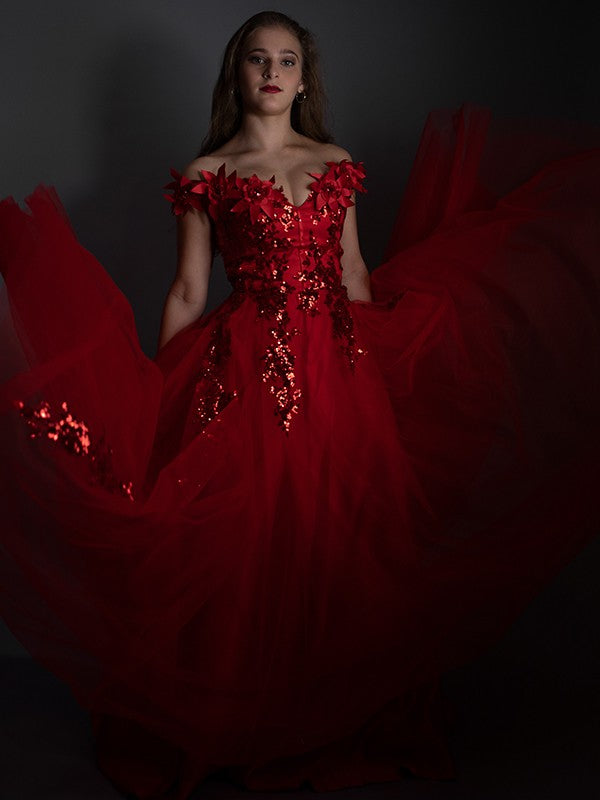 Abito da sera lungo fino a terra senza maniche con scollo a spalle scoperte, applicazioni in tulle, linea a trapezio/elegante