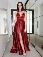 Abito da cerimonia senza maniche in raso con scollo a V, linea a trapezio e balze eleganti