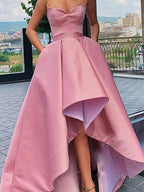 Abito da sera asimmetrico senza maniche con scollo a cuore, balze di raso elegante a linea ad A