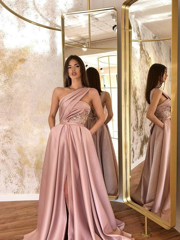 Abito da cerimonia a linea ad A/elegante in raso senza maniche con arricciature e spalla scoperta