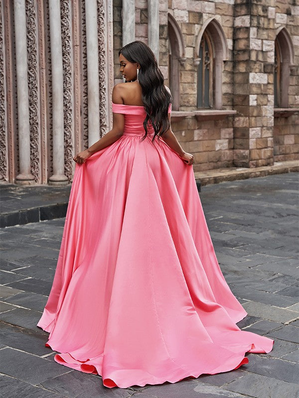 Abito da cerimonia a linea ad A/elegante in raso senza maniche con volant scollato a spalle scoperte e strascico da corte