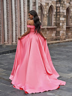 Abito da cerimonia a linea ad A/elegante in raso senza maniche con volant scollato a spalle scoperte e strascico da corte