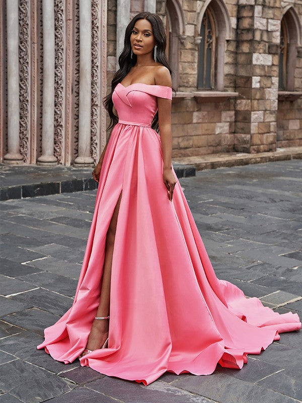 Abito da cerimonia a linea ad A/elegante in raso senza maniche con volant scollato a spalle scoperte e strascico da corte
