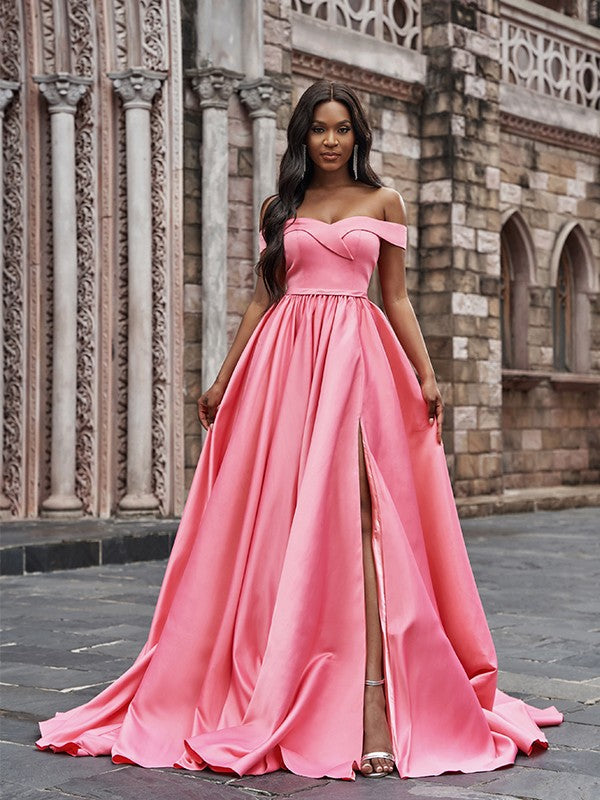 Abito da cerimonia a linea ad A/elegante in raso senza maniche con volant scollato a spalle scoperte e strascico da corte