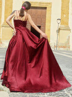 Abito da cerimonia a linea ad A/elegante in raso con spalline sottili senza maniche e balze