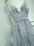Abito da sera lungo fino al pavimento con scollo a V, senza maniche, in tulle con applicazioni, linea a trapezio/elegante